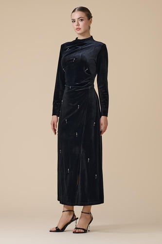 فستان أسود ماكسي مخملي بأحجار كريستالية