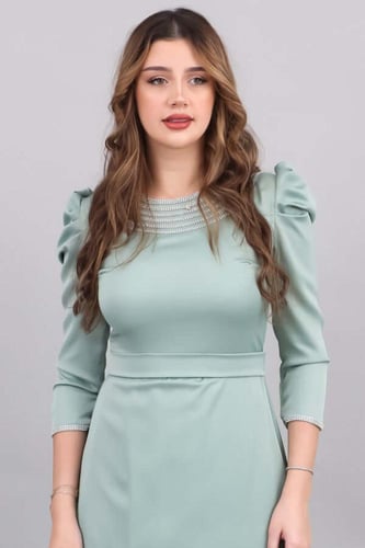 فستان بتصميم مقسم بلاسيه بكريستال عالياقه لون تيفا...