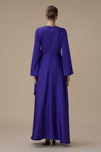 فستان بنفسجي طويل بقصة لف أنيقة