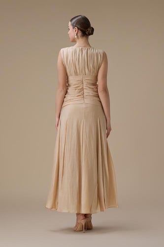 فستان طويل بيج مع كسرات جانبية