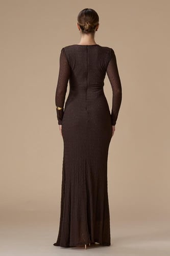 فستان بني طويل بأكمام طويلة