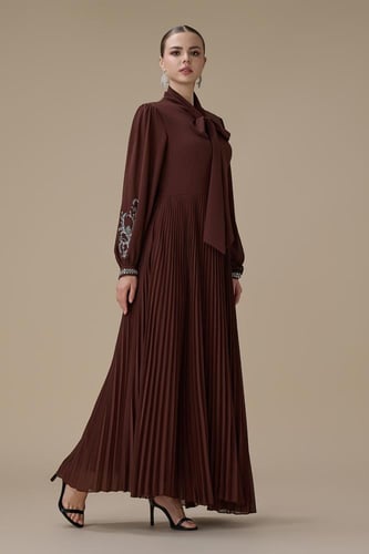 فستان بني من قطعتين بليسيه بتطريزات فاخرة أنيقة