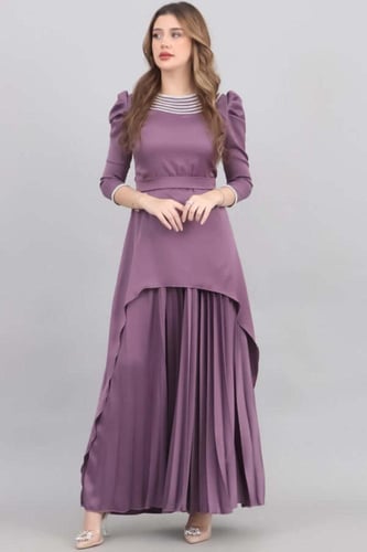 فستان بتصميم مقسم بلاسيه بكريستال عالياقه لون موف