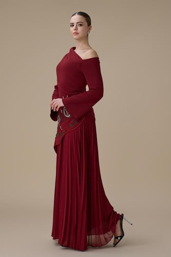 فستان طويل برغندي بكتف واحد