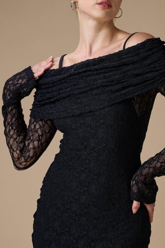 فستان أسود طويل دانتيل