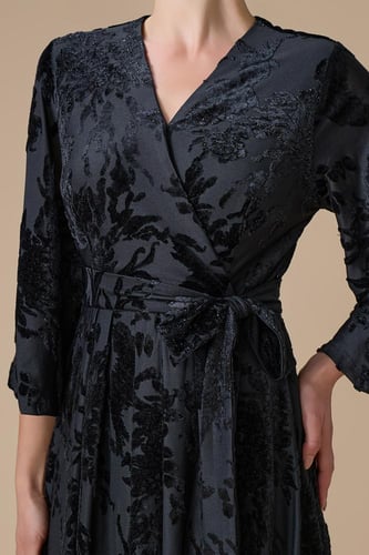 فستان اسود طويل بنقوش مخملية