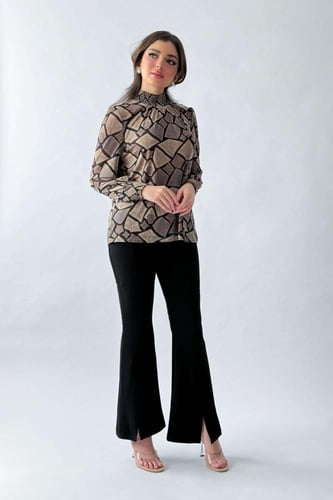 بلوزة تل بياقة مزمومة عالية