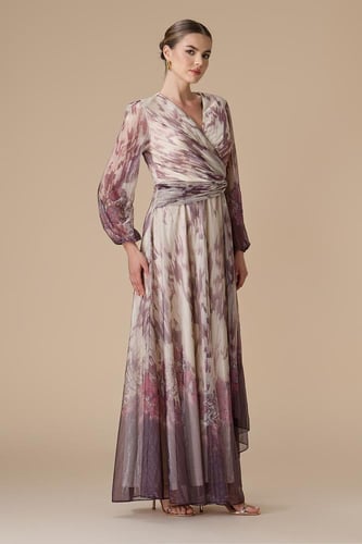 فستان موف طويل بقصة ملتفة مع أكمام شفافة