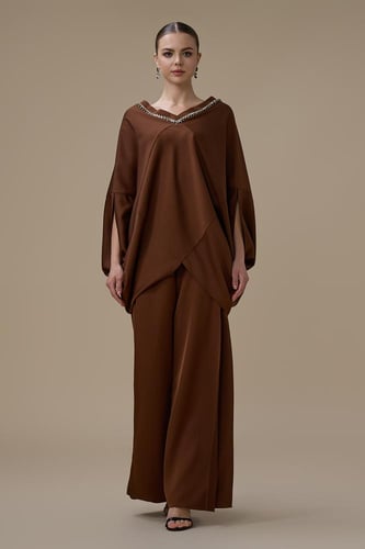 طقم بنطلون بني بتفاصيل كريستالية وقصة انسيابية