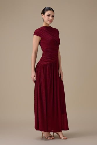 فستان طويل برغندي بثنيات جانبية