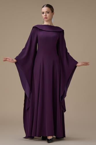 فستان طويل بنفسجي بأكمام كيب