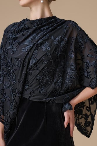 فستان اسود طويل بكاب مشجر