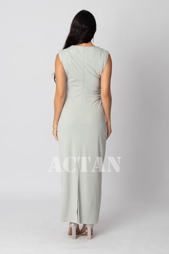 فستان ماكسي ضيق مزين ببروش لون سماوي