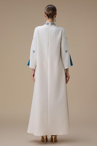 جلابية طويلة بتطريز أزرق وأكمام واسعة مبطنة