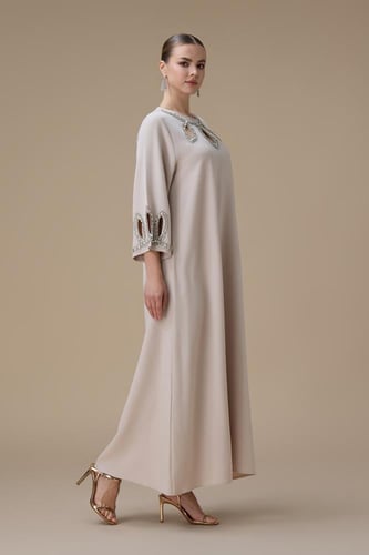 جلابية طويلة بيج بتطريز فضي