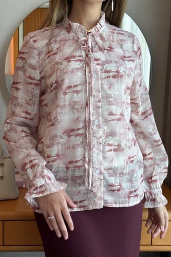 بلوزة شيفون بياقة عالية برباط لون وردي