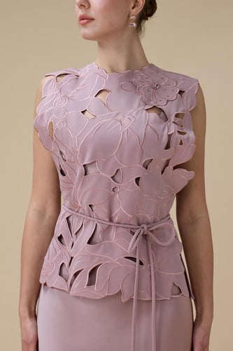 فستان وردي من قطعتين بتطريز ثلاثي الأبعاد