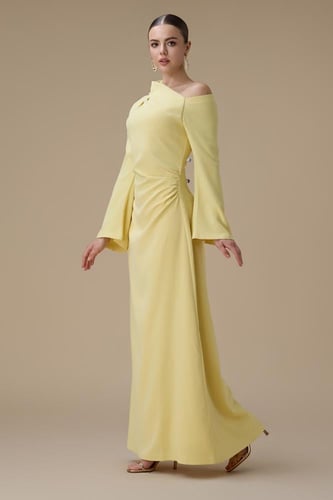 فستان طويل اصفر بتصميم كتف واحد