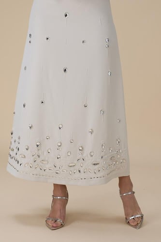 فستان بيج طويل أنيق مطرز بتفاصيل لامعة