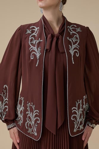 فستان بني من قطعتين بليسيه بتطريزات فاخرة أنيقة