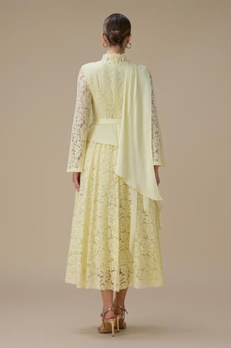 فستان ماكسي دانتيل أصفر فاتح