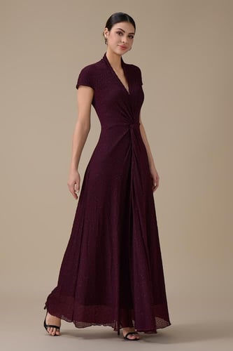 فستان بنفسجي طويل بقصة ملتفة