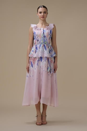 فستان وردي متوسط الطول بنقشة زهور وكشكش أنيق