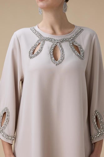 جلابية طويلة بيج بتطريز فضي