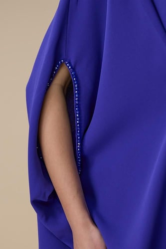 جلابية أنيقة باللون الأزرق بتطريز خرزي