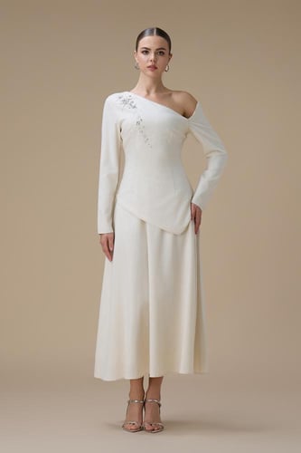 فستان ماكسي اوف وايت مع كتف واحد