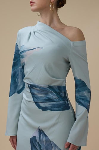 فستان طويل ازرق فاتح بنقشة زهرية بتصميم كتف واحد