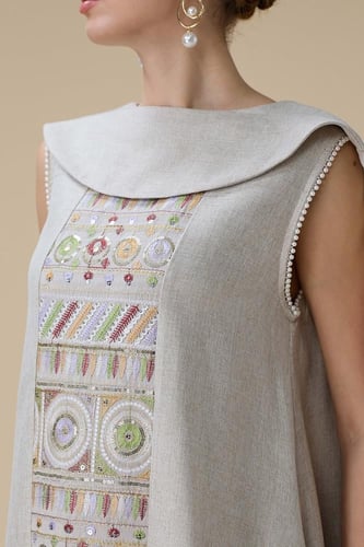 جلابية بيج طويلة بتطريز مركزي وتصميم كاب