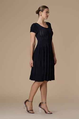 فستان اسود قصير تريكو محبوك