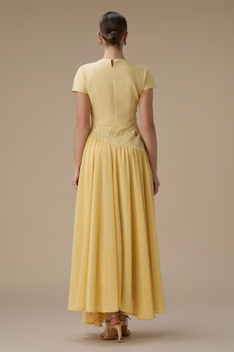 فستان طويل أصفر بتطريز ناعم