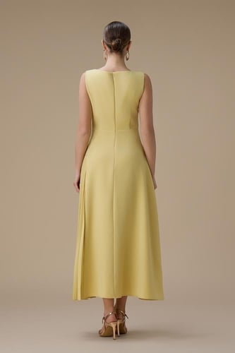 فستان اصفر طويل بكسرات من الجانب