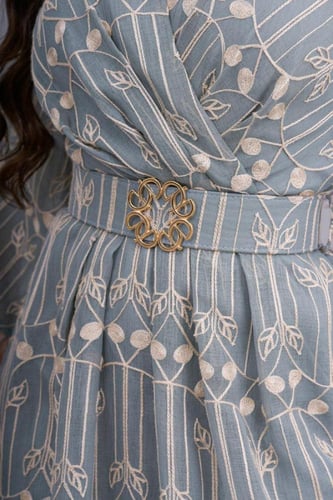 فستان مطرز بقيطان ذهبي لون تيفاني