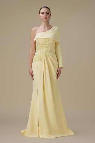 فستان طويل اصفر بكتف واحد