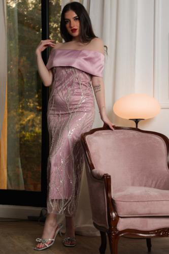 فستان بينك تول مطرز مكشوف الكتفين