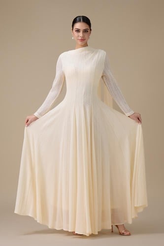 فستان طويل بيج بوشاح كتف