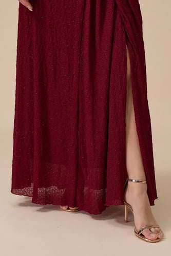 فستان برغندي طويل بقصة ملتفة