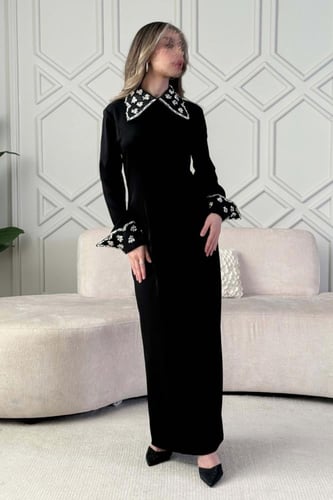 فستان طويل مزين بالكريستال بفتحة من الخلف لون اسود