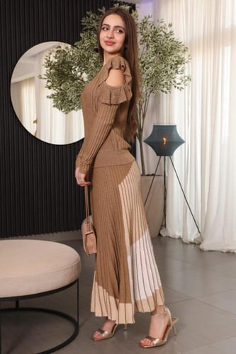 طقم تنورة وبلوزة بكسرات