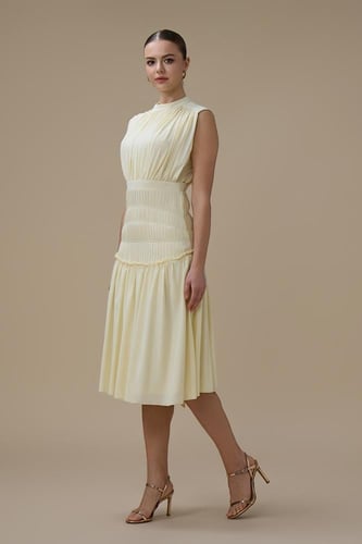 فستان اصفر فاتح قصير بكسرات ناعمة