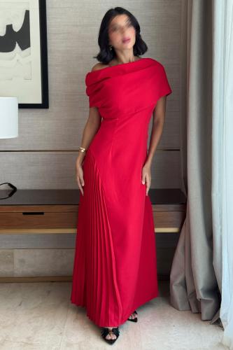 فستان ماكسي بكسرات جانبية لون احمر