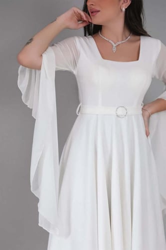 فستان بياقه مربعه بحافه بطول متباين لون ابيض
