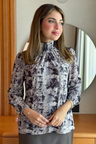 بلوزة بياقة عالية مزمومة لون موف