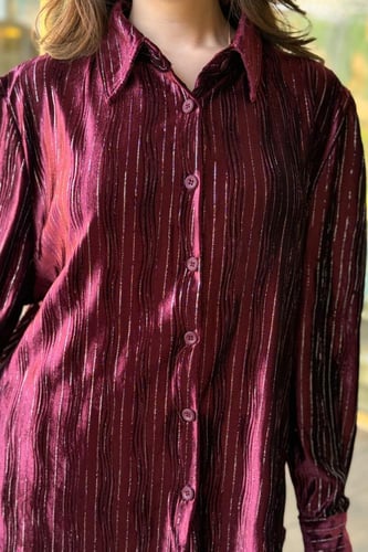 طقم مخملي بنطال وقميص مزين بخطوط لون عنابي فضية