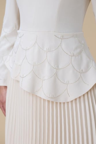 فستان طويل لون بيج بليسيه