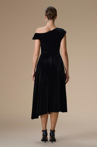 فستان اسود ميدي بكتف مكشوف