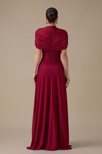 فستان طويل أحمر بياقة بتصميم أنيق